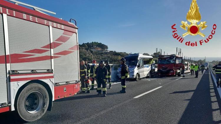 Bisarca contro pulmino di turisti: schianto mortale vicino Roma