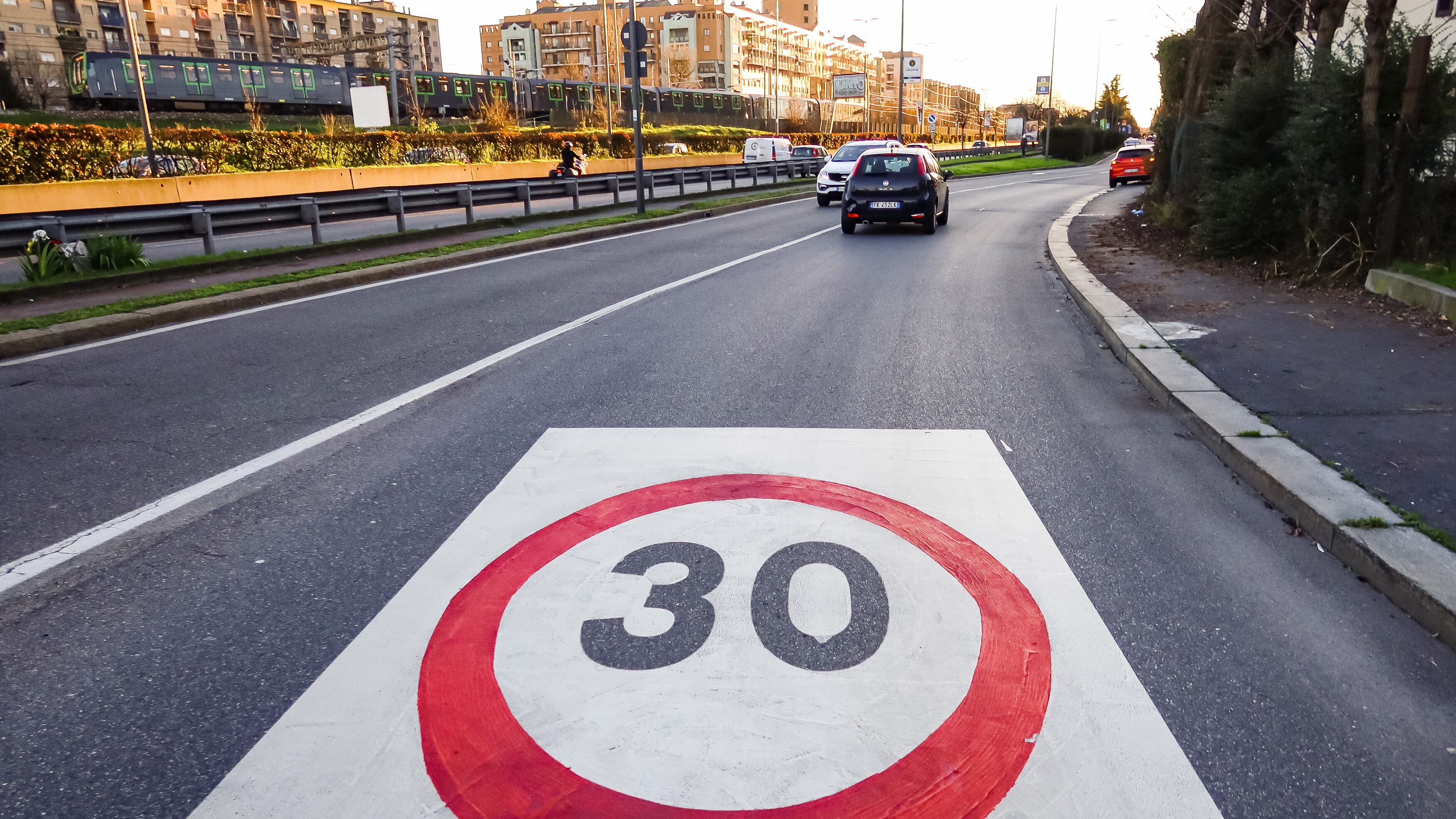 "Milano zona 30? Aumentano le emissioni". Lo studio del Mit che stronca i "green"