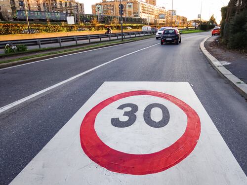 "Milano zona 30? Aumentano le emissioni". Lo studio del Mit che stronca i "green"