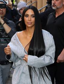 Kim Kardashian hot: bionda e scollata su Twitter 27