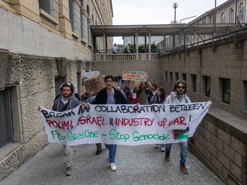 Contro-protesta alla Statale: fateci studiare. Ma la Digos trasloca il corteo