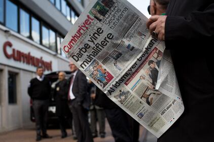 Protesta davanti alla sede di Cumhuriyet 5