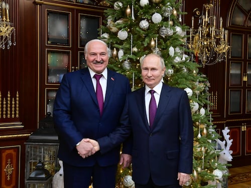 Putin da Lukashenko per aprire il fronte Nord. Minsk schiera gli S400