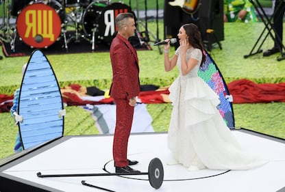 Lo show di Robbie Williams e Irina Garifullina durante la cerimonia d'apertura dei Mondiali 6