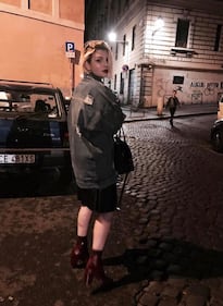 Emma Marrone, sexy in calze a rete 4