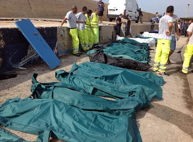 Tragedia a Lampedusa, brucia barcone di immigrati 1