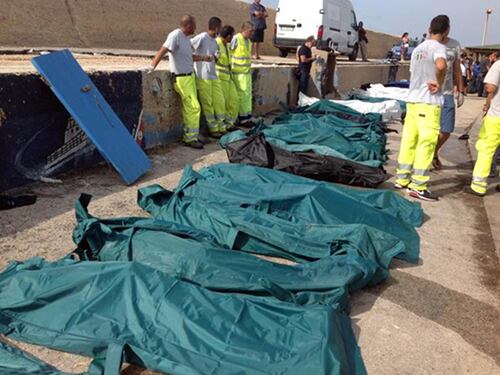 Tragedia a Lampedusa, brucia barcone di immigrati