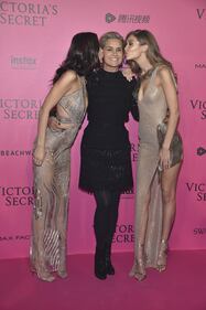 Bella o Gigi? Le sorelle Hadid stregano la sfilata di Victoria's Secret 12