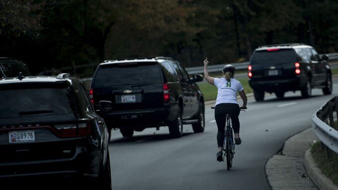 Virginia, eletta la donna che alzò dito medio contro Trump