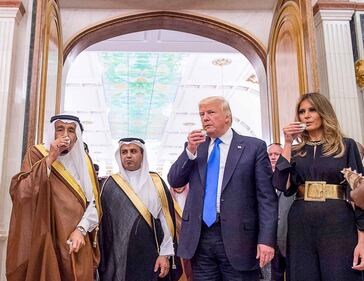 Malania Trump in Arabia Saudita senza velo: tutti i look della First Lady 6