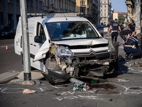 Milano, furgone colpisce quattro persone sul marciapiede: un morto