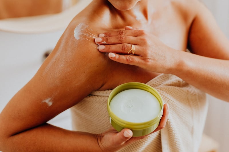 Estate, pelle secca e ruvida: ecco come combatterla