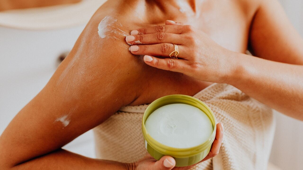 Estate, pelle secca e ruvida: ecco come combatterla