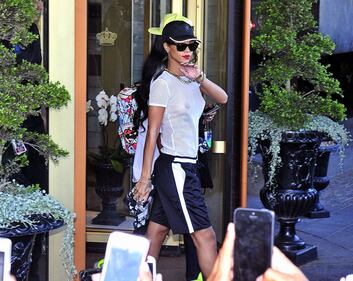 Rihanna perde il sen(n)o 4