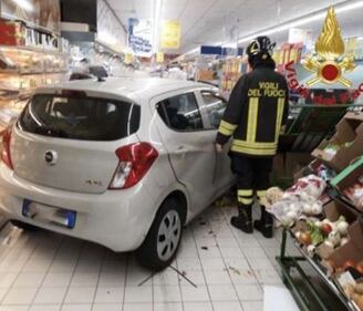 Auto piomba in un supermercato dopo aver sfondato la vetrina 2