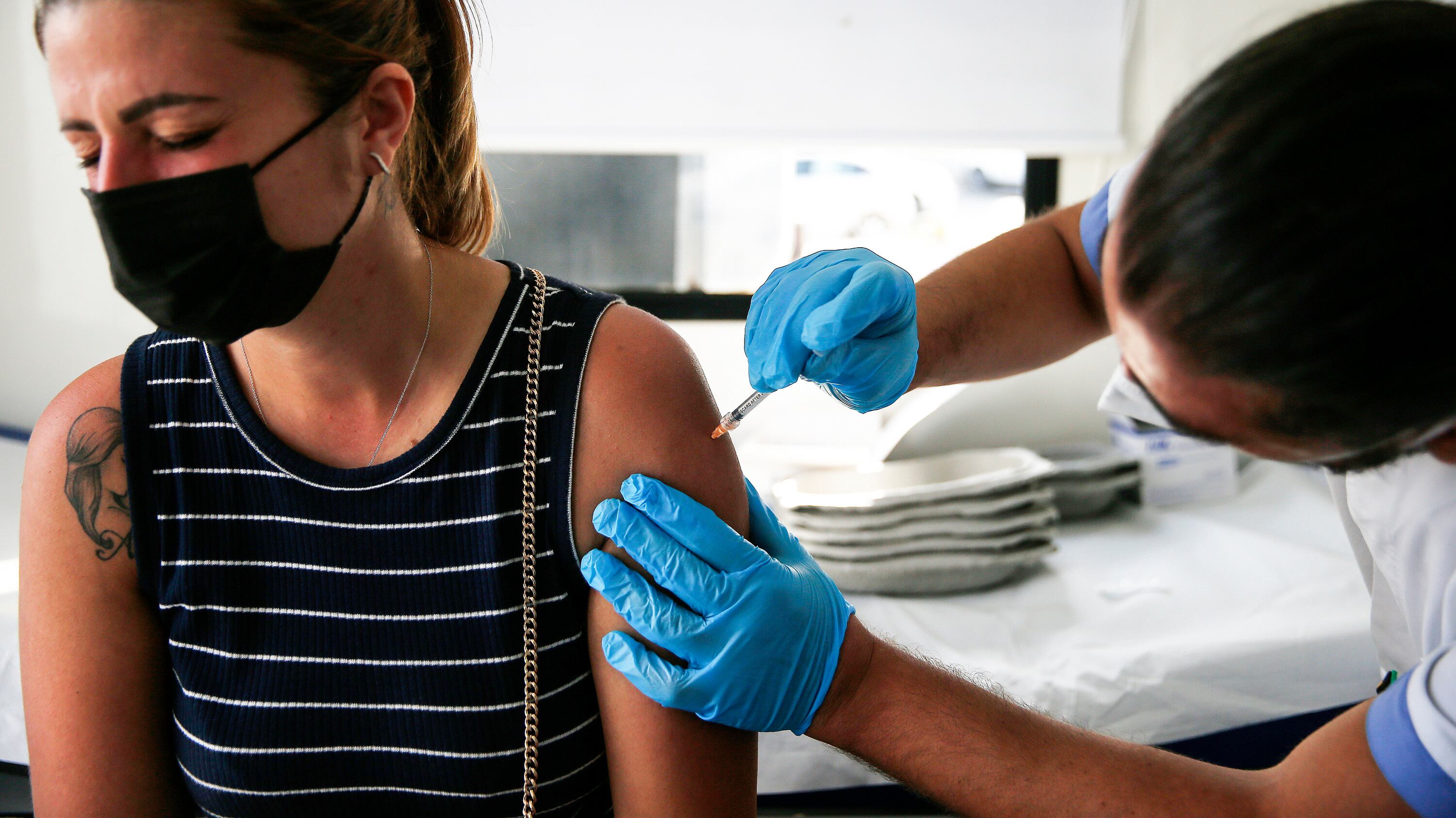 Via libera al richiamo per J&J. L'Aifa: "Verso rivaccinazione per tutti"