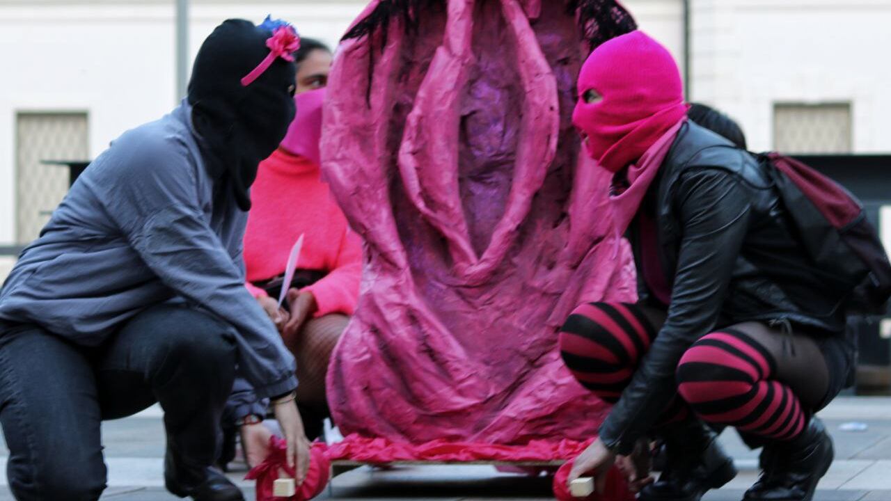 Portano in processione un fantoccio a forma di vulva: femministe rischiano la denuncia