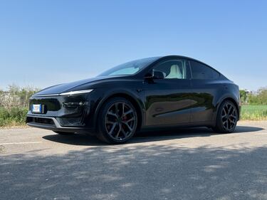 Tesla Model Y Performance: guarda le foto 4