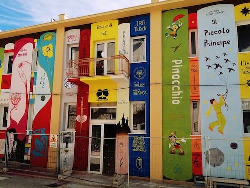 Foggia, un murale con i libri più amati sulla facciata della biblioteca