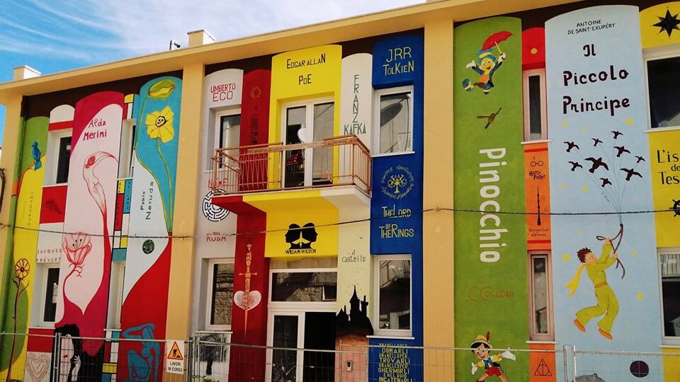 Foggia, un murale con i libri più amati sulla facciata della biblioteca