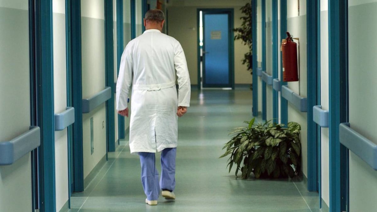 Abusa di quattro anziane e si filma mentre le palpeggia: l'orrore di un ex-oss