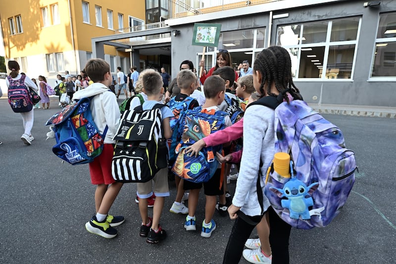 Scuola, Valditara agli studenti: “Il nuovo anno nel segno del rispetto”. Salvini: “Godetevi ogni campanella”