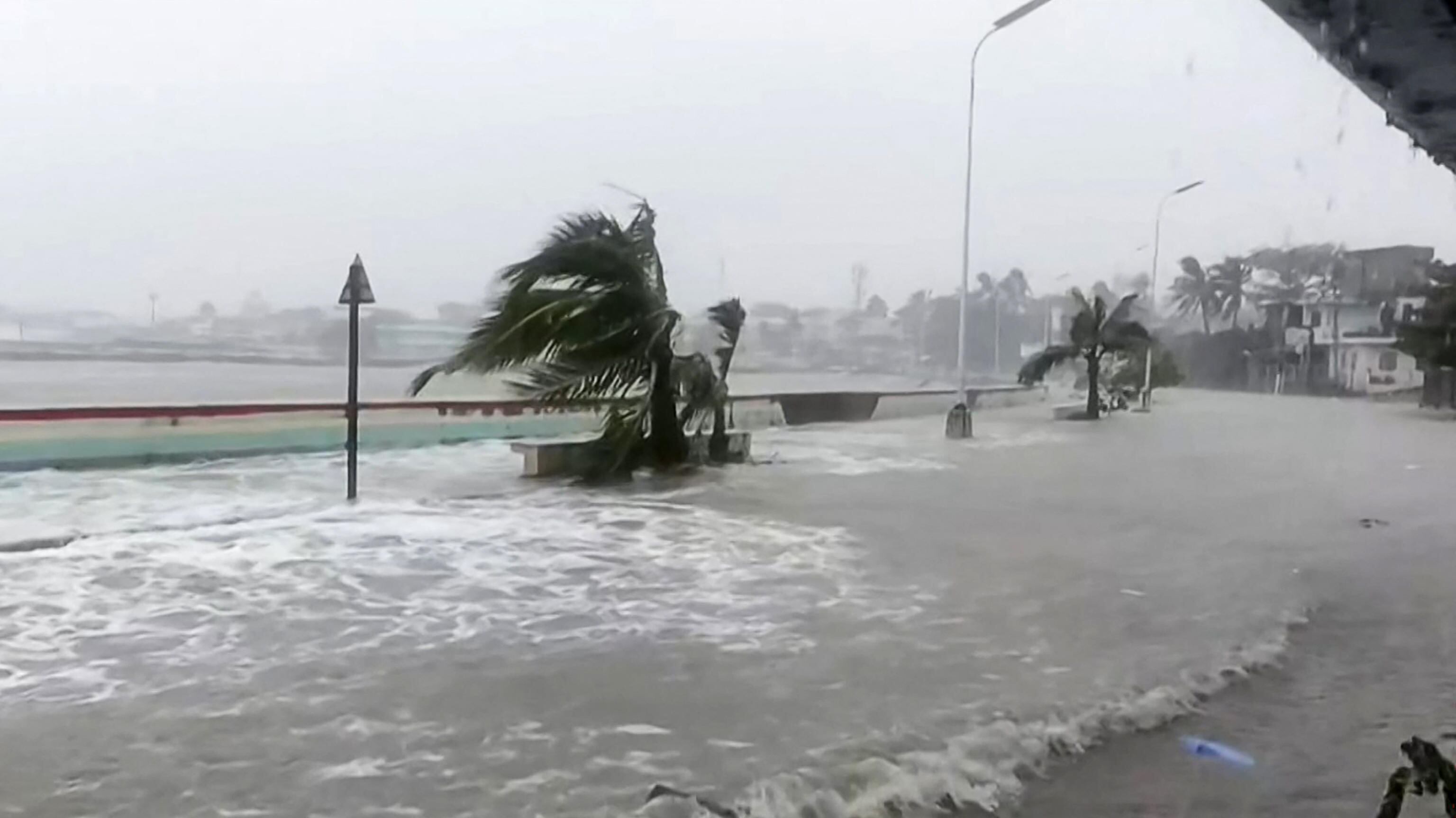 Paura nelle Filippine per il super tifone: venti a 235 Km/h, evacuazione di massa