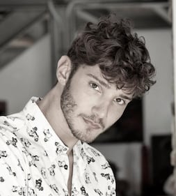 Stefano De Martino cede al ritocchino: si è rifatto le orecchie 18