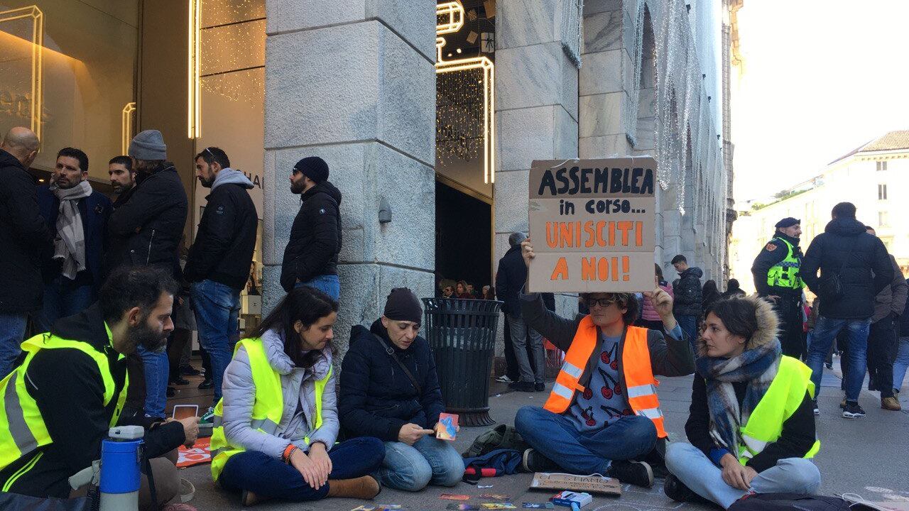 Blitz degli eco vandali alla Rinascente di Milano: “No allo shopping natalizio”