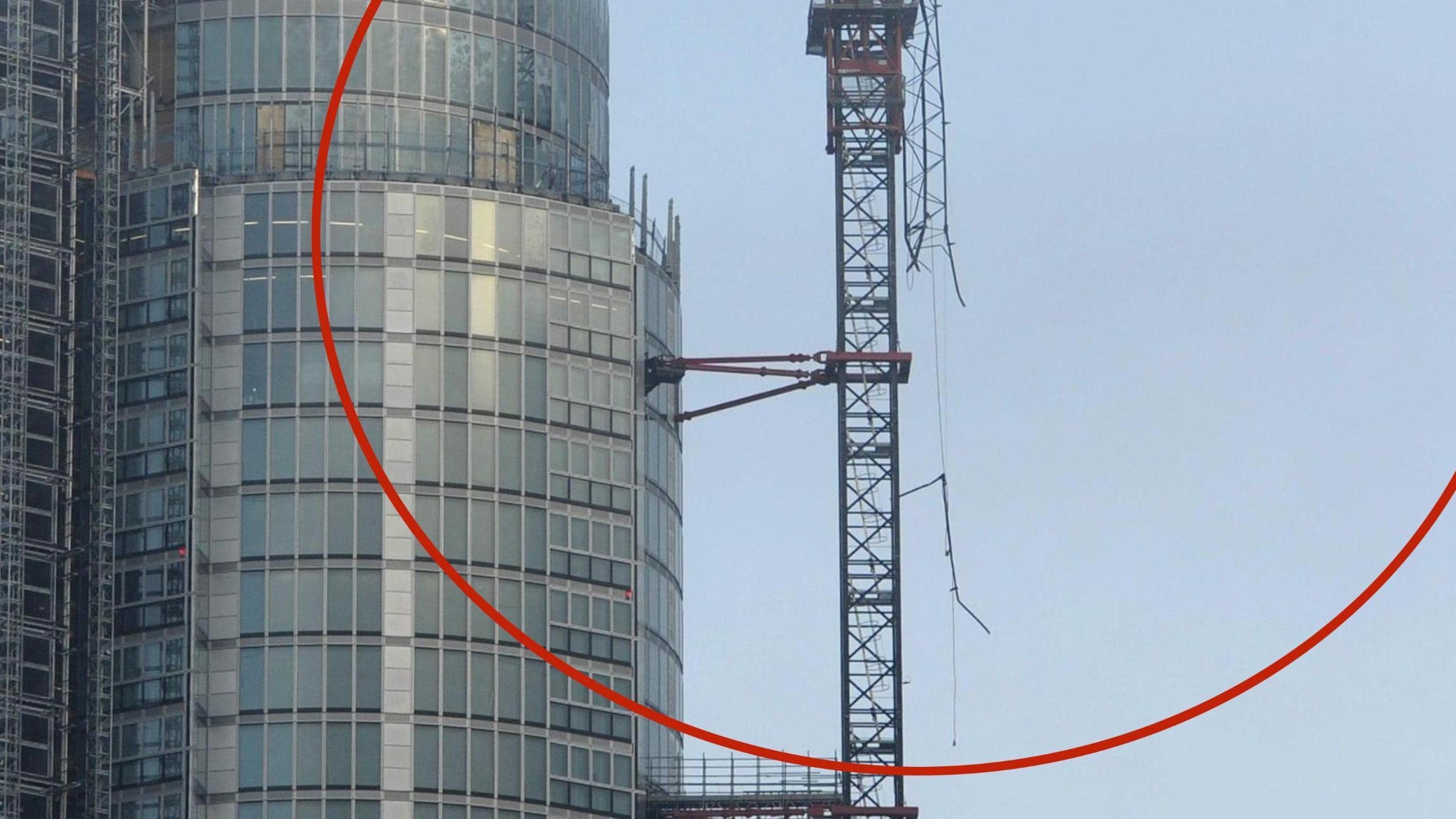 Panico a Londra, elicottero precipita in centro: due morti Si schianta contro una gru, poi cade al suolo e s'incendiail caso
