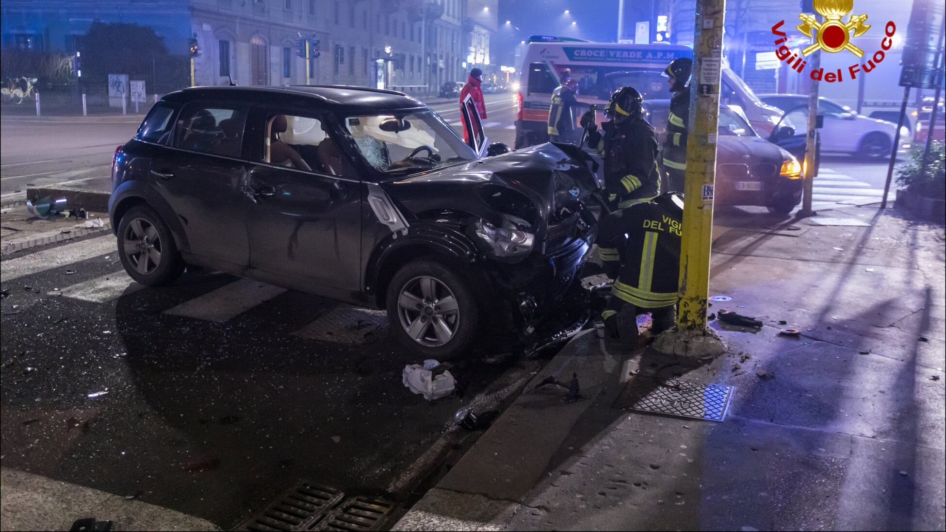 Pauroso incidente stradale a Milano: l'auto "vola" per 2 metri