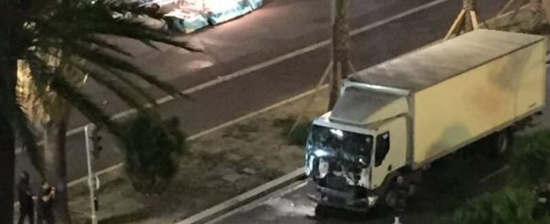 Nizza, il camion sulla folla: morti e feriti 1