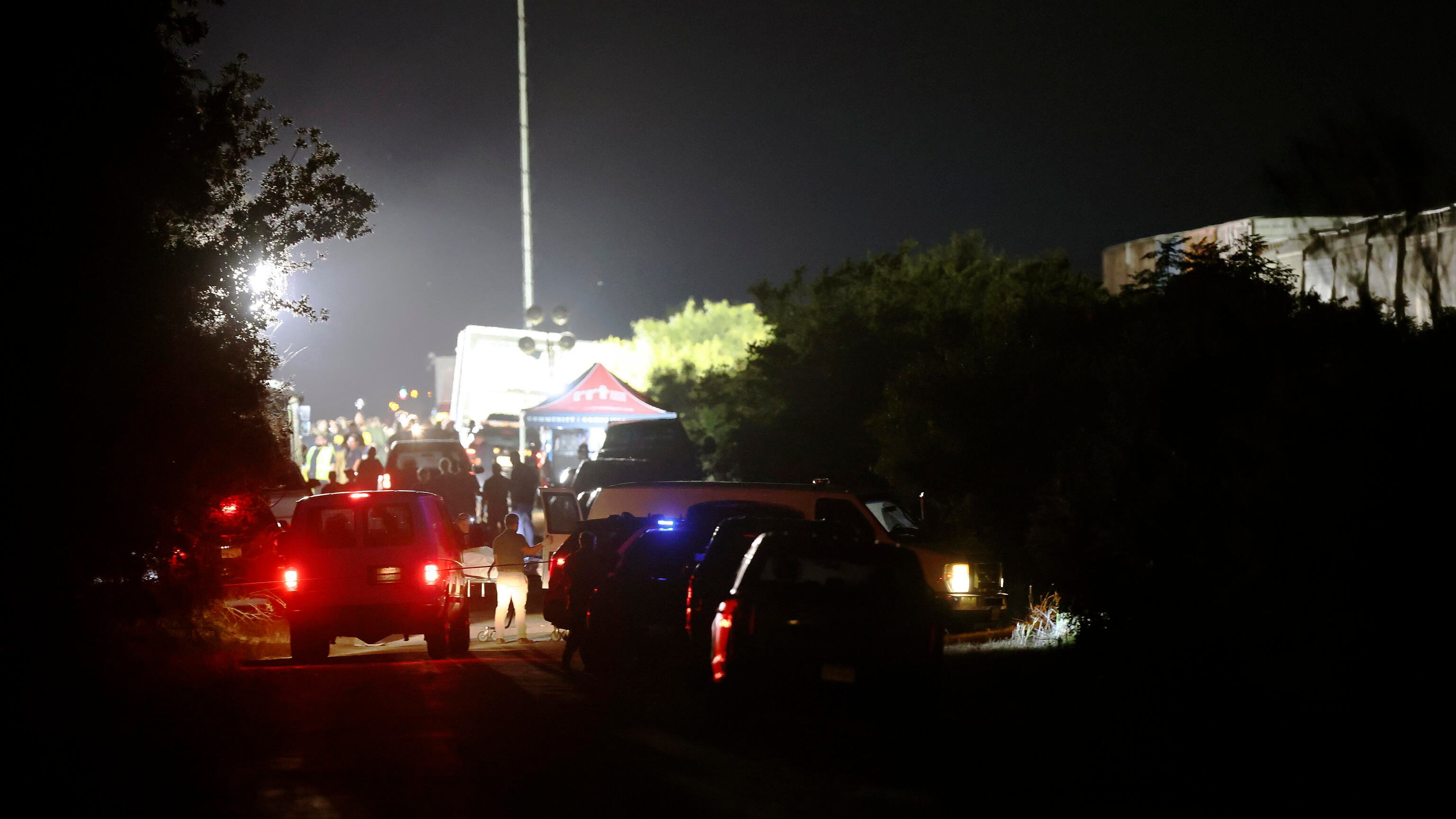 Texas, strage di migranti: 50 morti chiusi in un tir. "Colpa della legge-Biden"
