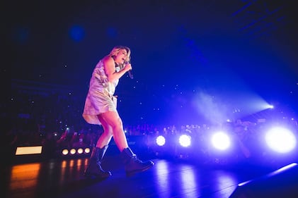 Emma Marrone sexy in camera da letto 17