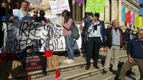 Salva Banche, risparmiatori in piazza: "Renzi, vogliamo indietro i nostri soldi" 12