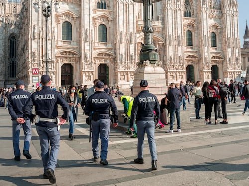 Vietato circolare dalle 23 alle 5. Controlli e multe fino a 3mila euro. Alle superiori didattica a distanza