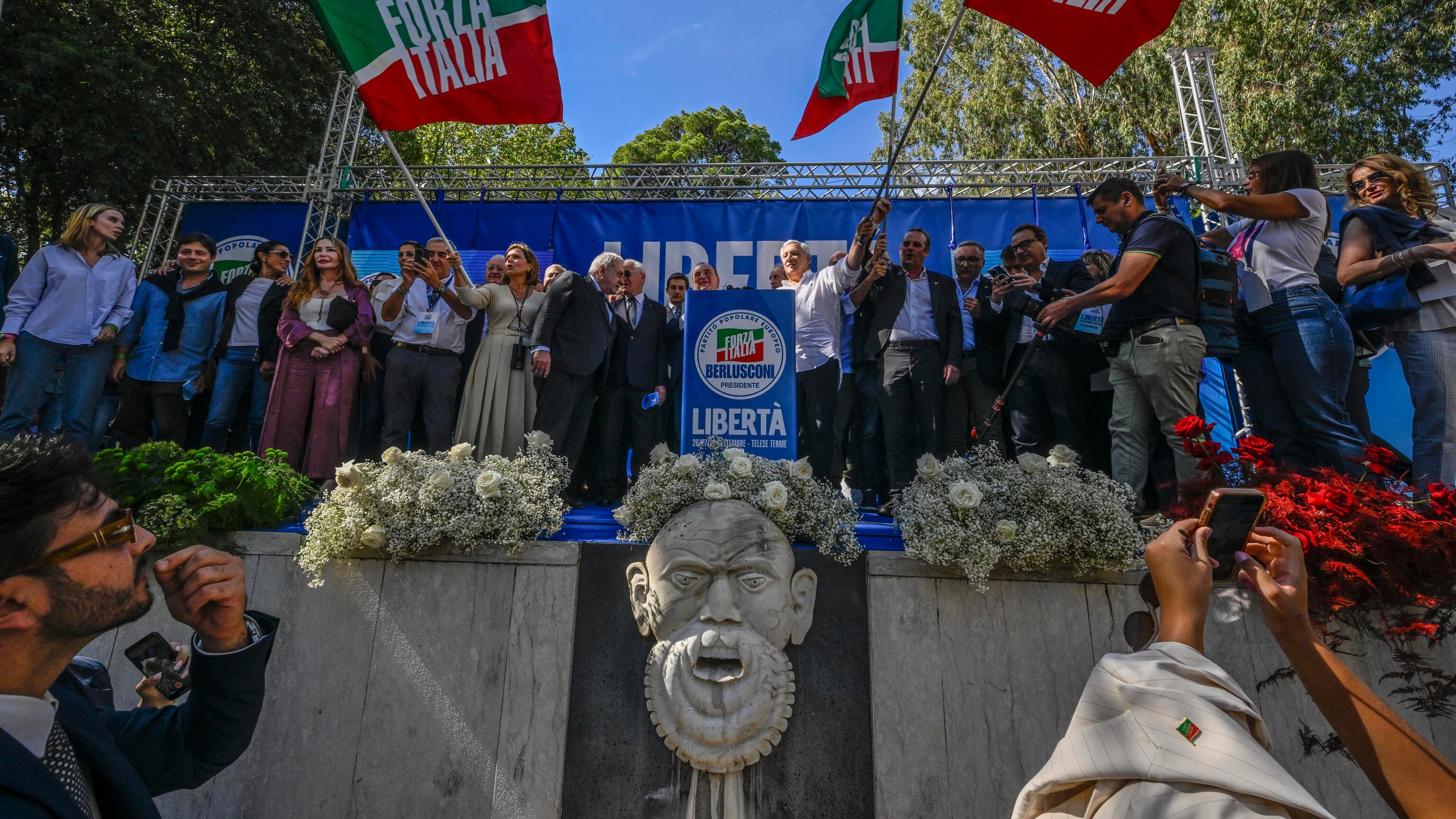 Azzurri in festa nel solco di Berlusconi e Reagan. Nasce il nuovo Manifesto