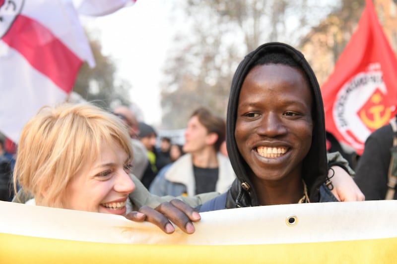 Milano, scende in piazza il corteo contro la chiusura del centro di via Corelli e il decreto Salvini 1