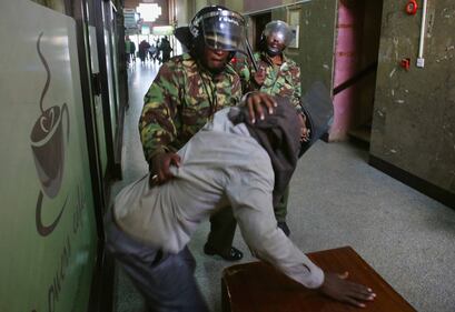 Kenya: polizia usa gas lacrimogeni contro i manifestanti 6