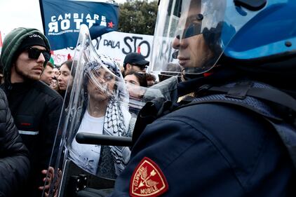 Tensioni in piazza tra Brigata ebraica e manifestanti pro-Palestina 5