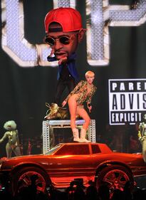 Miley Cyrus incontenibile: sexy-show e nuove love story 3