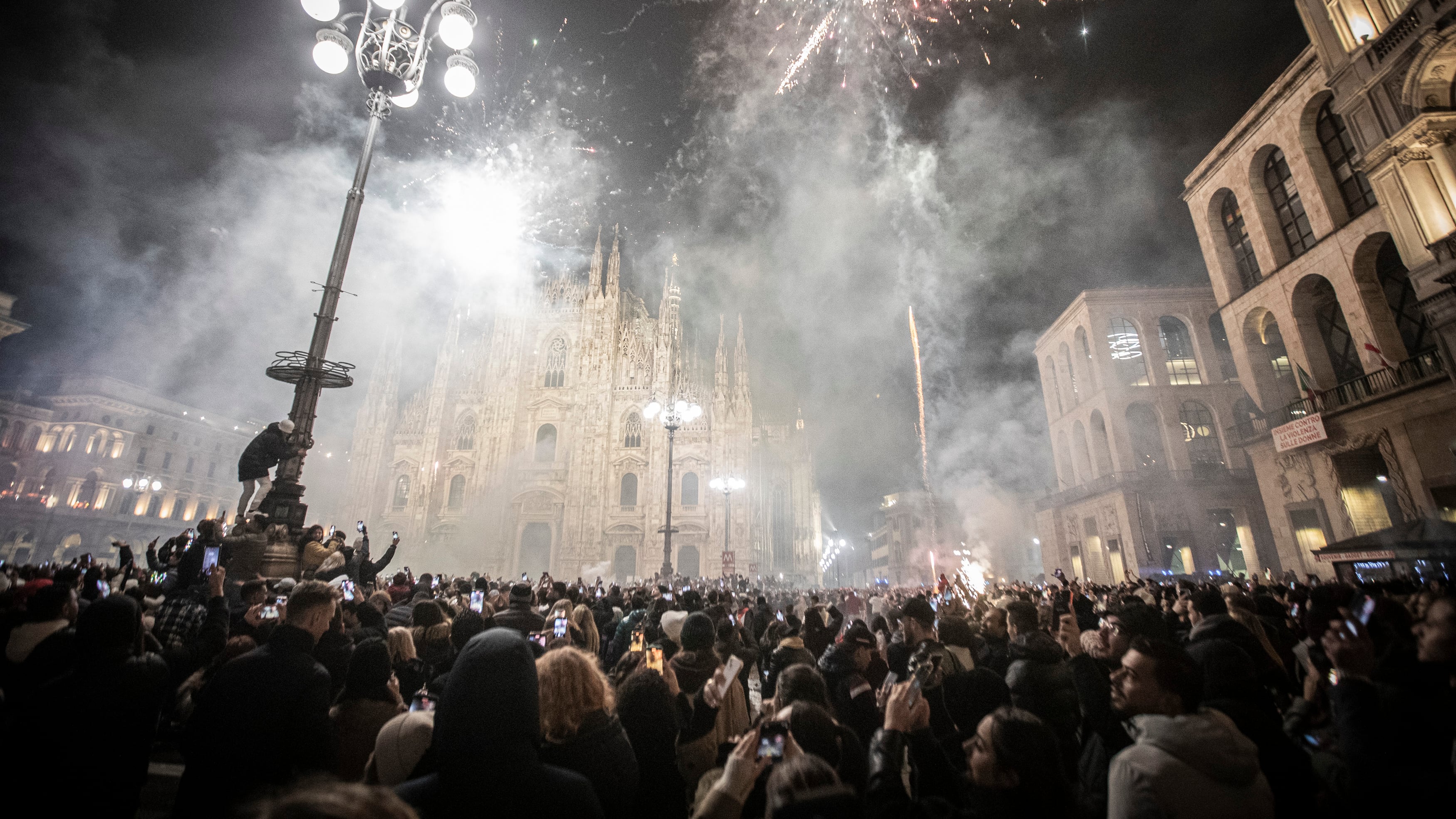 Guerriglia a San Siro ma nessun ferito. In piazza in 25mila anche senza il concerto