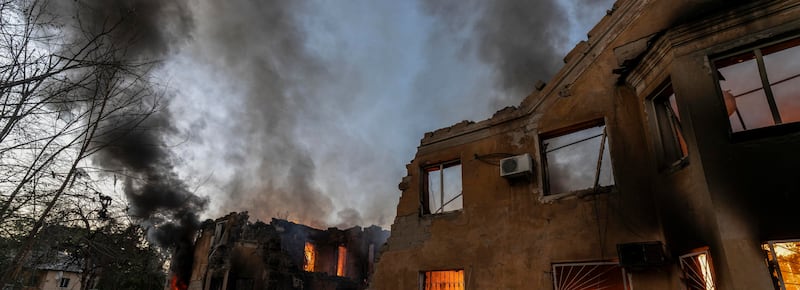 Contatti diplomatici tra Mosca e Kiev: il Cremlino conferma ampio scambio di prigionieri. Peskov: “Visita di Ratcliffe organizzata per contatti tra i servizi di sicurezza”