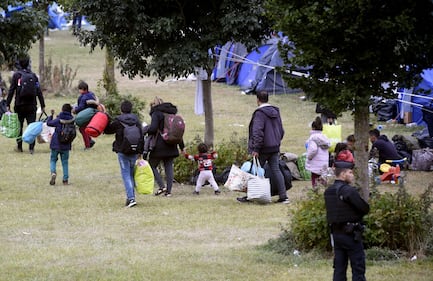 Francia, sgomberato campo migranti: "Troppa violenza" 10