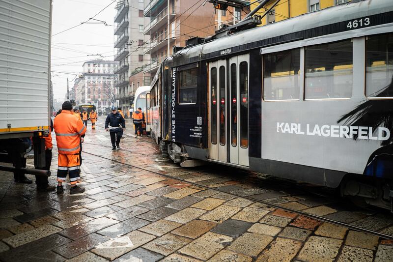 Milano, tram deraglia in via Coni Zugna 7