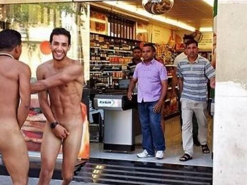 Turisti italiani nudi al supermercato Polemica in Spagna