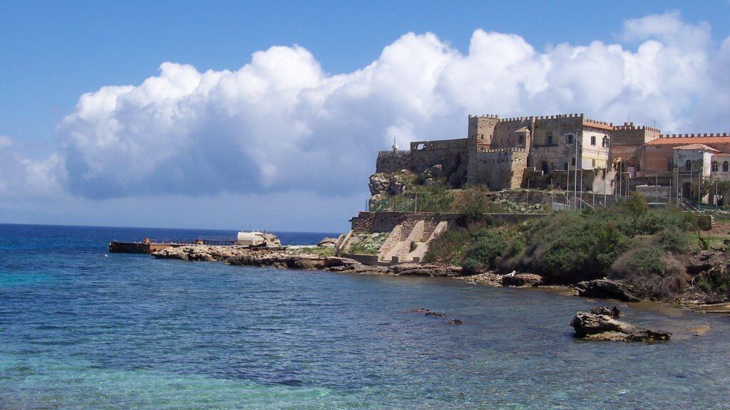 La proposta dall'isola d'Elba: "Mandate i profughi a Pianosa"