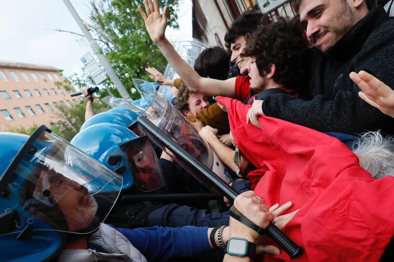 "No" della Sapienza al boicottaggio di Israele. E i collettivi assaltano la polizia