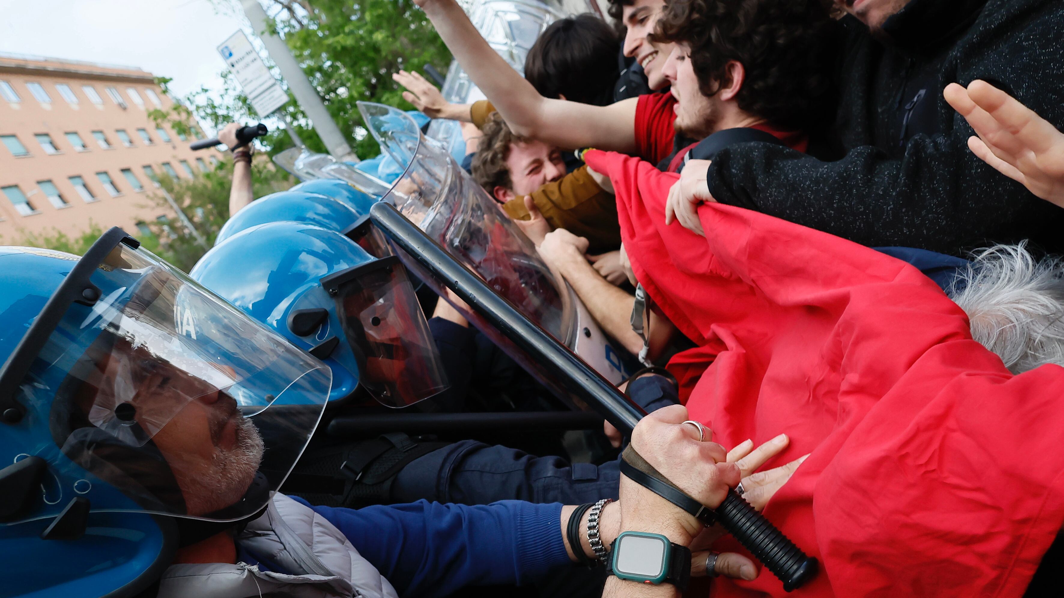 "No" della Sapienza al boicottaggio di Israele. E i collettivi assaltano la polizia