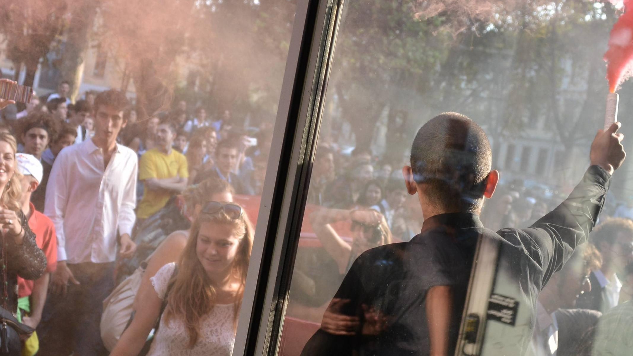 A Milano si occupa sfilando tra applausi su un tappeto rosso